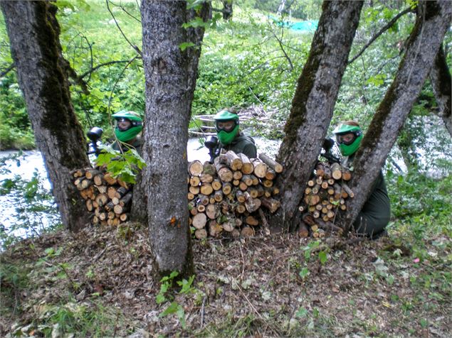 Equipe jouant au paintball - Repaire de la marmotte