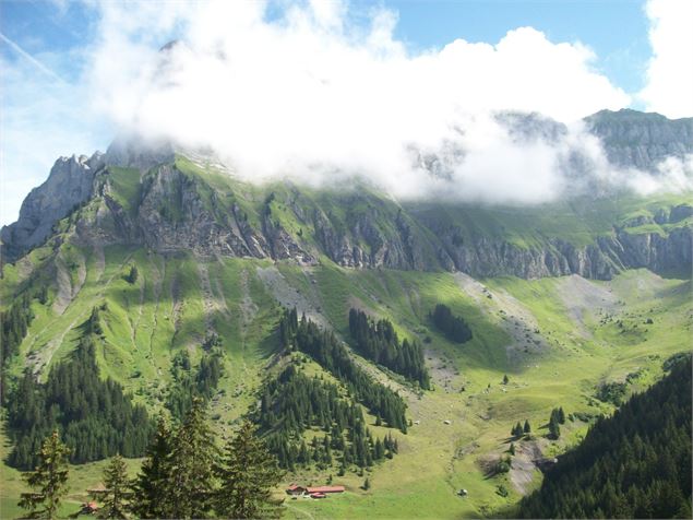 brumes matinales sur les chalets de Véran