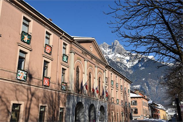 Vue sur l'Hôtel de ville de jour - Wendy Coulon