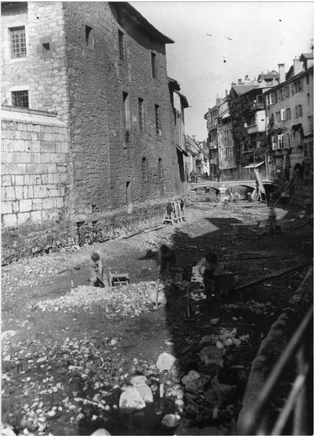 Canal à sec avec ouvriers à l'oeuvre - cliché Le Progrès, fonds de la photothèque des musées d’Annec