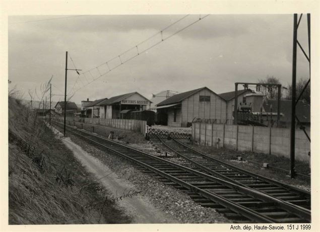 L’embranchement ferroviaire desservant les Papeteries, rive gauche du Thiou - coll. Aussedat, fonds 