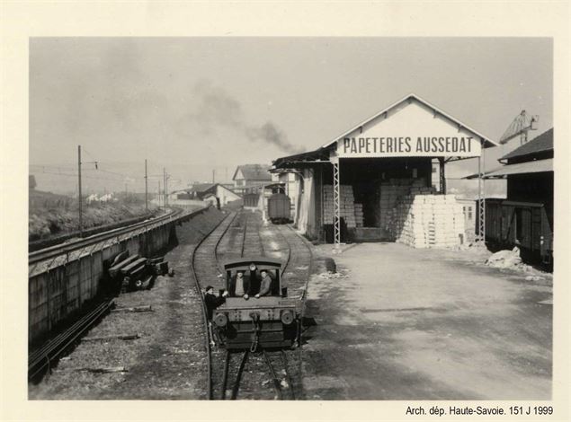 Voie ferrée desservant les Papeteries, rive gauche du Thiou, vue sur les entrepôts de stockage - col