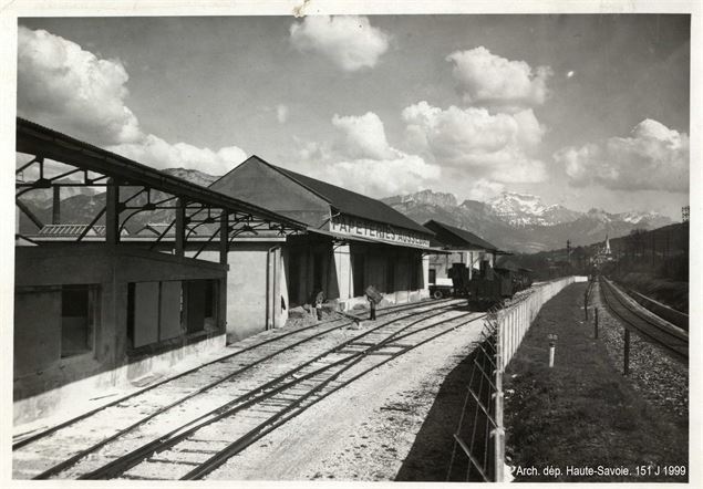 L’embranchement ferroviaire desservant les Papeteries, rive gauche du Thiou, déchargement de la pail