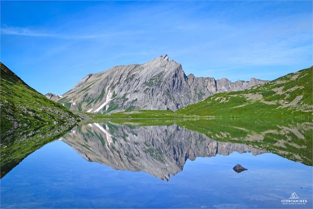 Reflet de l'aiguille de la Pennaz dans le lac Jovet - Gilles Lansard / Les Contamines Tourisme