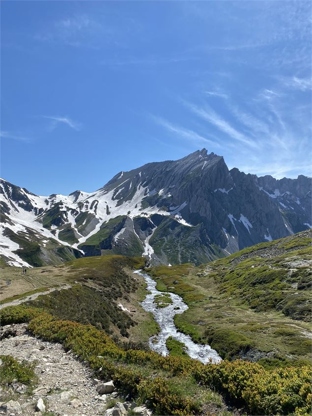 Arrivée au lac Jovet au coeu de la Réserve Naturelle des Contamines - Gilles Lansard / Les Contamine