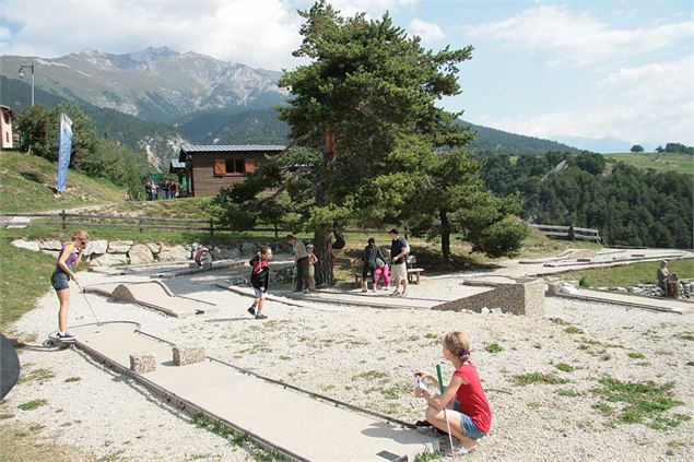 Minigolf en famille à Aussois - Arc en Ciel Photos Aussois