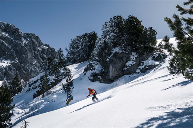 Skieurs en forêt à Valfréjus - D.Cuvelier - OTHMV