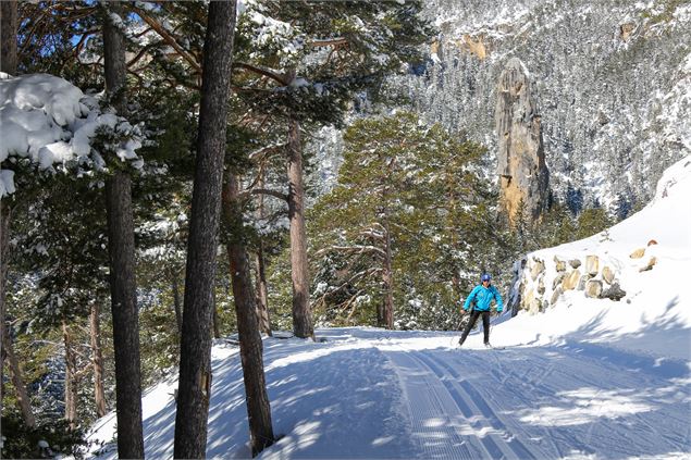 Skieur de fond en skating sur la piste de Plan Bois Aussois - Y.Bellissand