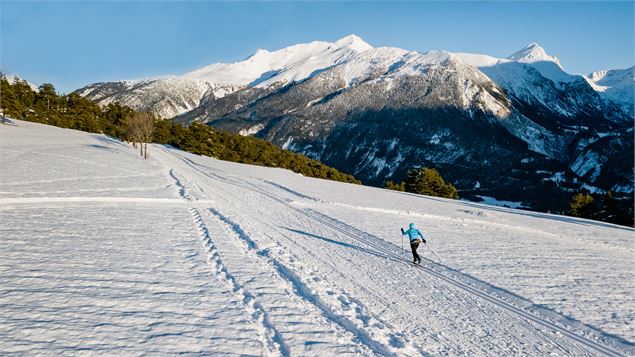 Skieur de fond en alternatif sur la piste au départ d'Aussois - Y.Bellissand