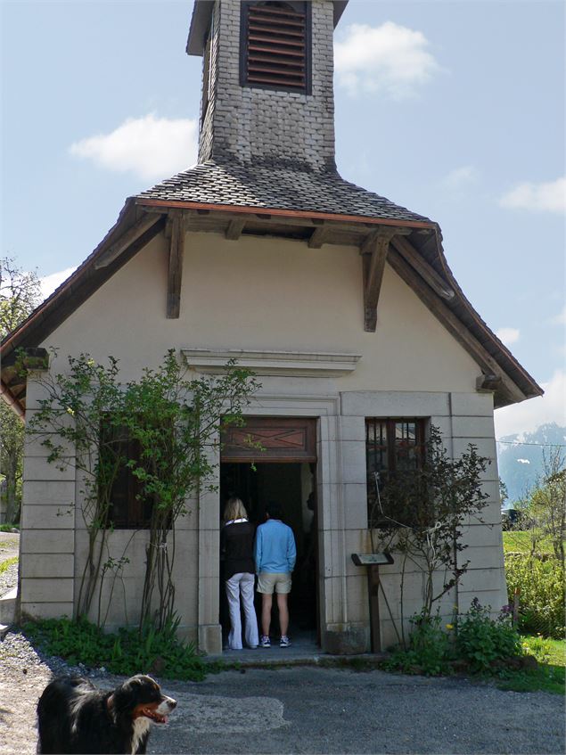 Vue sur l'entrée de la chapelle - SIMOND