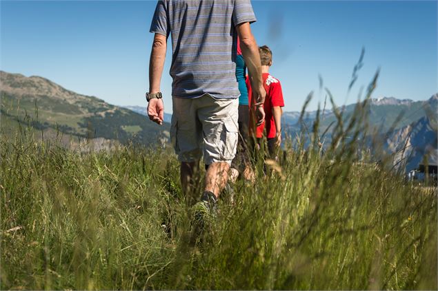 famille faisant de la randonnée à valloire - Pascal Delannoy - Valloire Tourisme