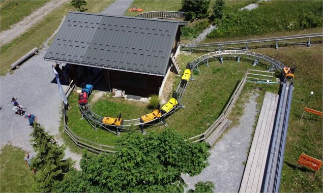 Vue aérienne de la luge sur rails - James Mermillod