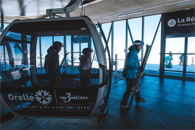 Skieurs sortant de la télécabine à Caron - Arthur Bertrand_Les 3 Vallées