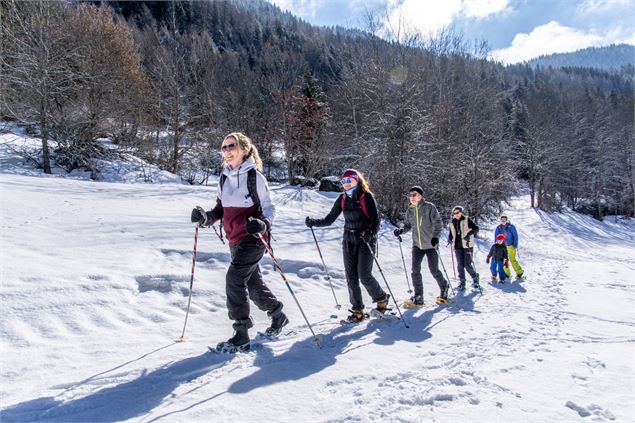 Sortie accompagnée - groupe en raquettes - Cœur de Tarentaise Tourisme