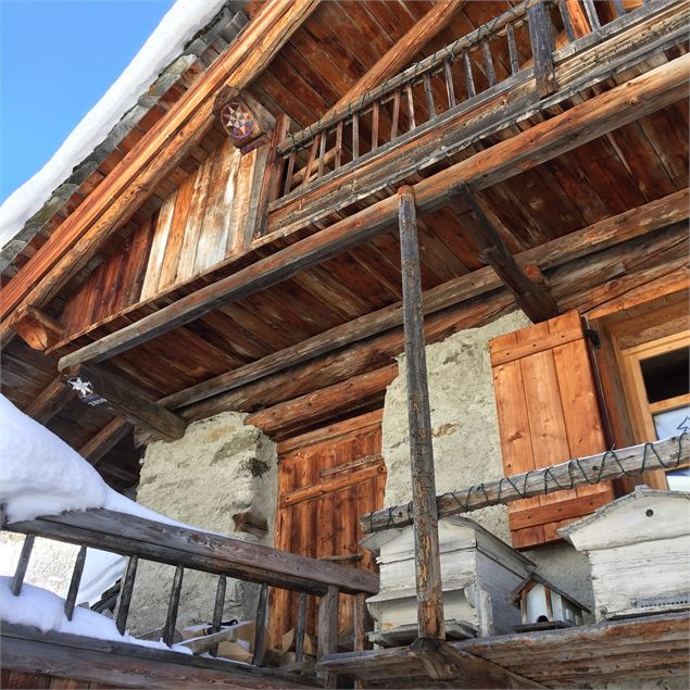 Chalet en bois et pierres du pays : architecture traditionnelle de Sainte Foy Tarentaise - Anne Marm