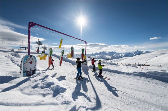 Famille sur la piste ludique de Snowpy Mountain - OT