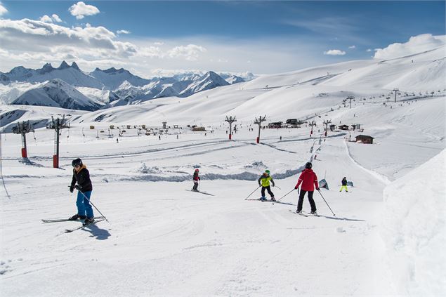 Famille sur la piste près de l'espace ludique de Snowpy Mountain - OT