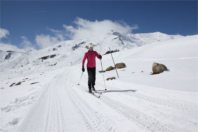 Skieur de fond sur la piste de fond - OT