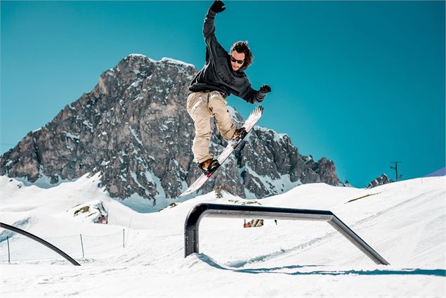 Snowboardeur sur le DC Park - andyparant.com