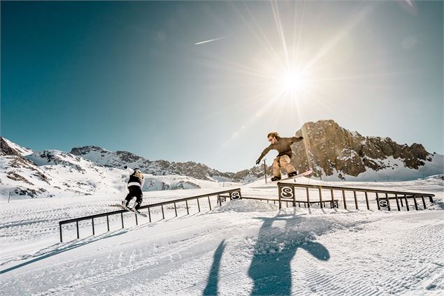 Snowboardeurs sur le DC Park - andyparant.com