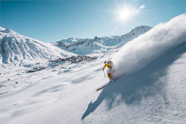 Skieur en hors-piste avec vue sur la Grande Motte - andyparant.com