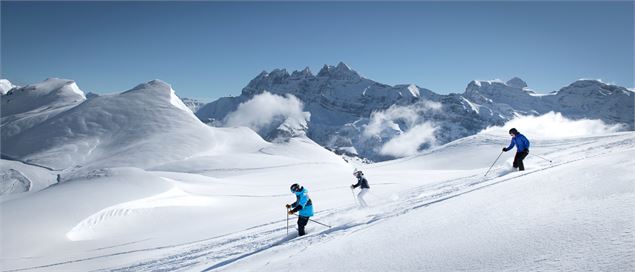 Descente hors piste dans la poudreuse à Avoriaz avec vue sur les Dents du Midi - Avoriaz 1800