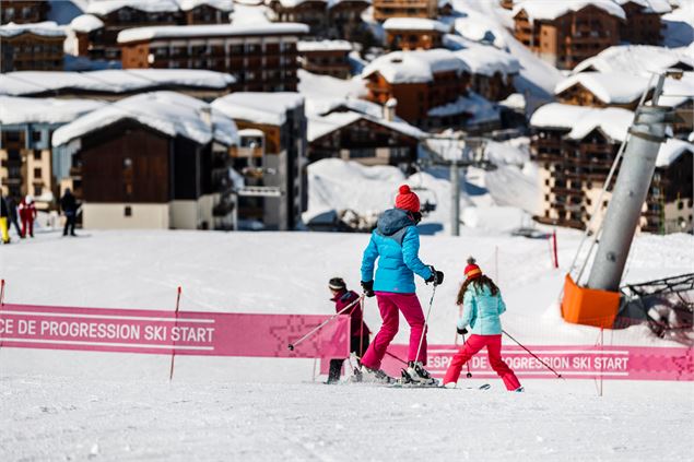 Skieurs débutants sur la piste du Lavachet - Gregoire Fauquenoi