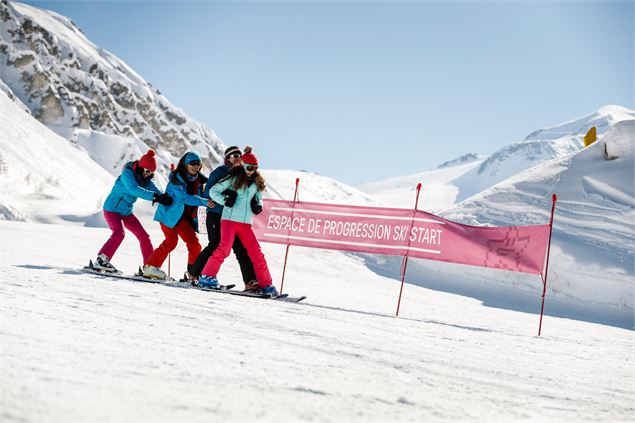 Skieurs débutants sur la piste du Lavachet - Gregoire Fauquenoi