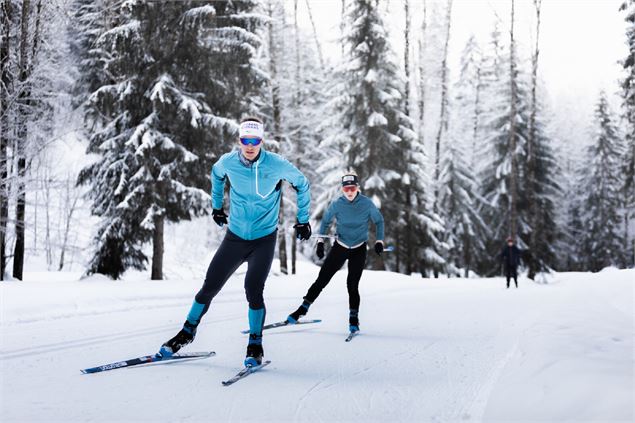 deux skieurs sur sur les pistes du domaine de ski nordique du Massif des Aravis - C.Hudry