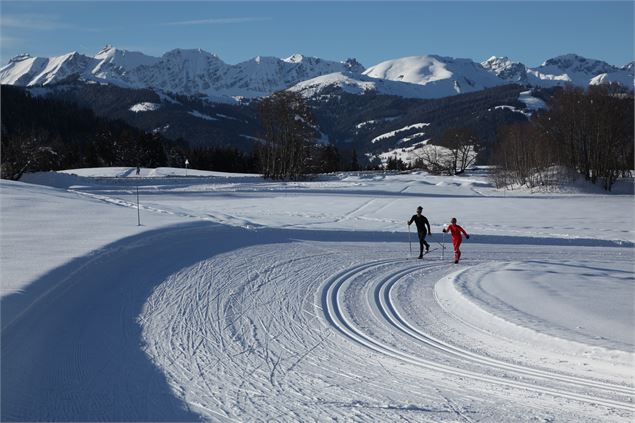 2 skieurs sur la piste La livraz - nuts