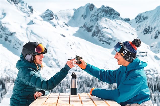 Pause en duo sur le domaine skiable alpin du Grand-Bornand - T.Shu