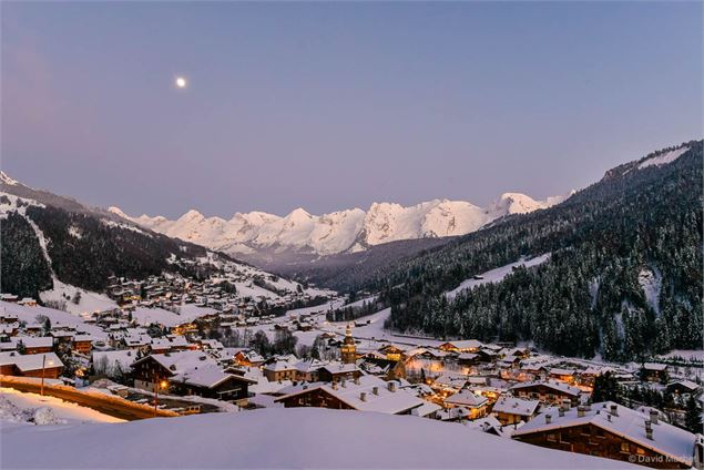 Coucher de soleil rouge sur les Aravis et Le Grand-Bornand village - T.Shu