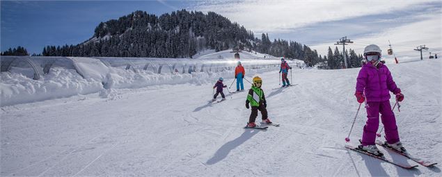 Un groupe débutants sur l'espace débutant du Grand-Bornand - Marc Verpaelst