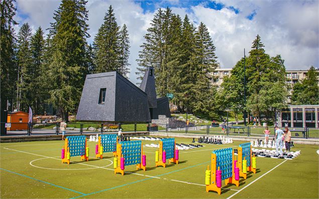 Les jeux géants avec vue sur la chapelle en arrière plan - OT Flaine-Candice Genard