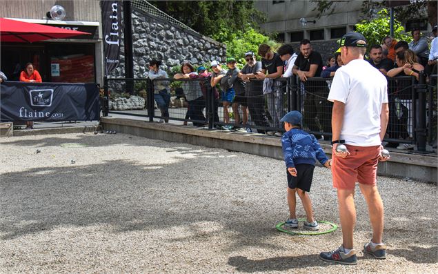 Plusieurs terrains de pétanque se partagent la place avec les jeux géants - OT Flaine-Candice Genard