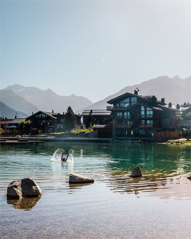 Une personne nage dans le lac - Courchevel Tourisme