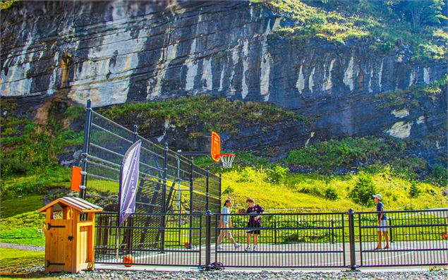 Vue d'ensemble du terrain de basket - OT Flaine-Candice Genard