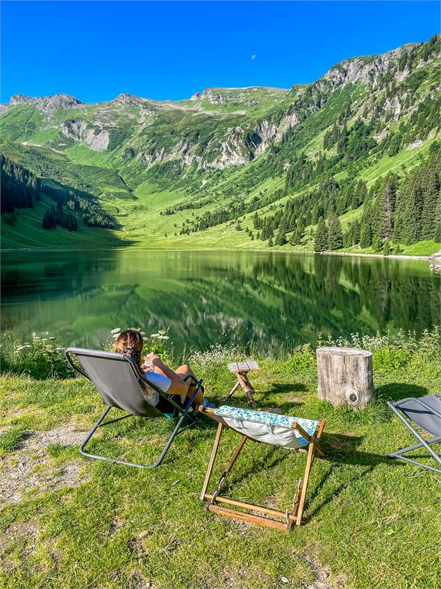 Lac de gers - détente au refuge - OT Samoens - mathilda Manzi