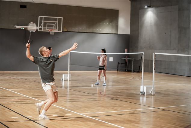 Sportifs en train de jouer au badminton dans la salle multi-sports du Centre Aquasportif de Val d'Is