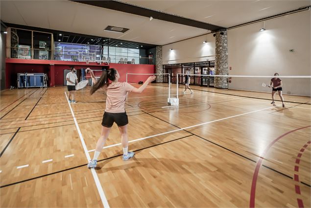 Sportifs en train de jouer au badminton dans la salle multi-sports du Centre Aquasportif de Val d'Is