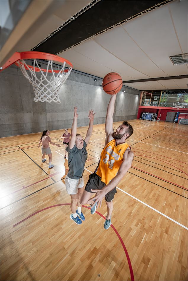 Sportifs en train de jouer au basket dans la salle multi-sports du Centre Aquasportif de Val d'Isère