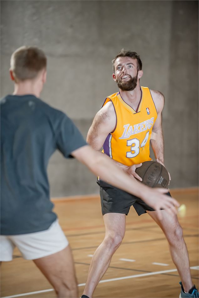 Sportifs en train de jouer au basket dans la salle multi-sports du Centre Aquasportif de Val d'Isère