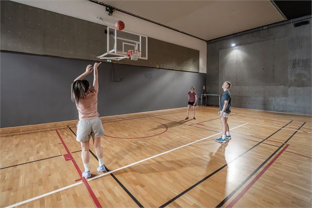 Sportifs en train de jouer au basket dans la salle multi-sports du Centre Aquasportif de Val d'Isère