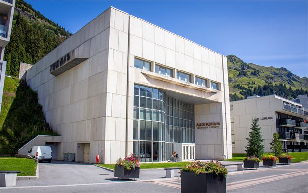 Devanture de l'Auditorium en été - OT Flaine-Candice Genard