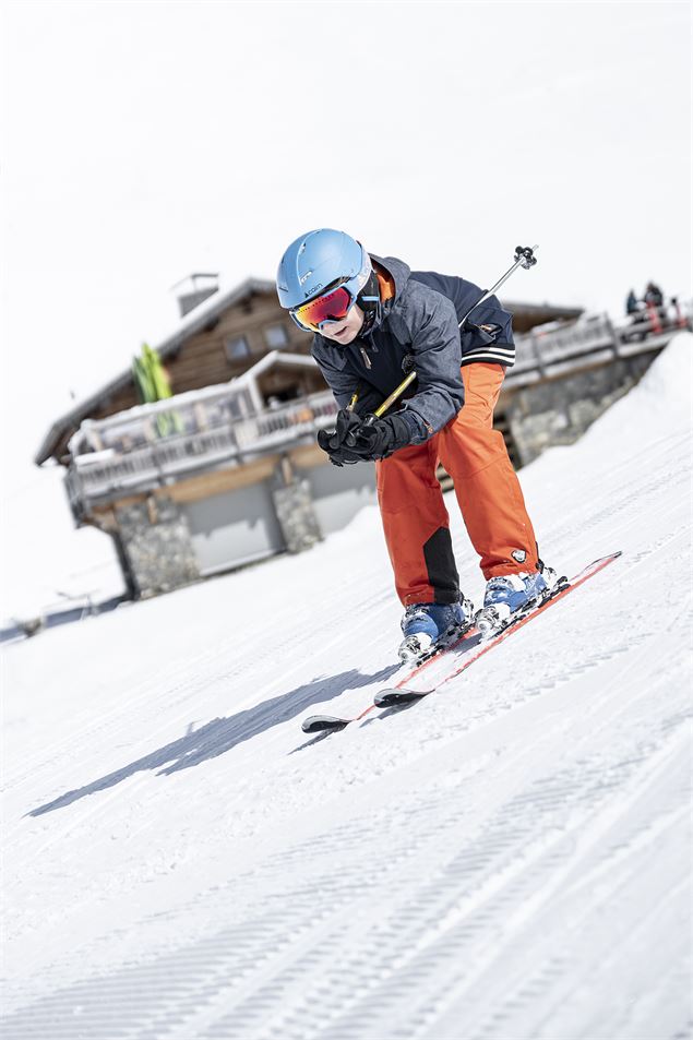 Jeune skiieur appliqué sur les pistes de l'espace débutant du domaine de ski alpin du Grand-Bornand 