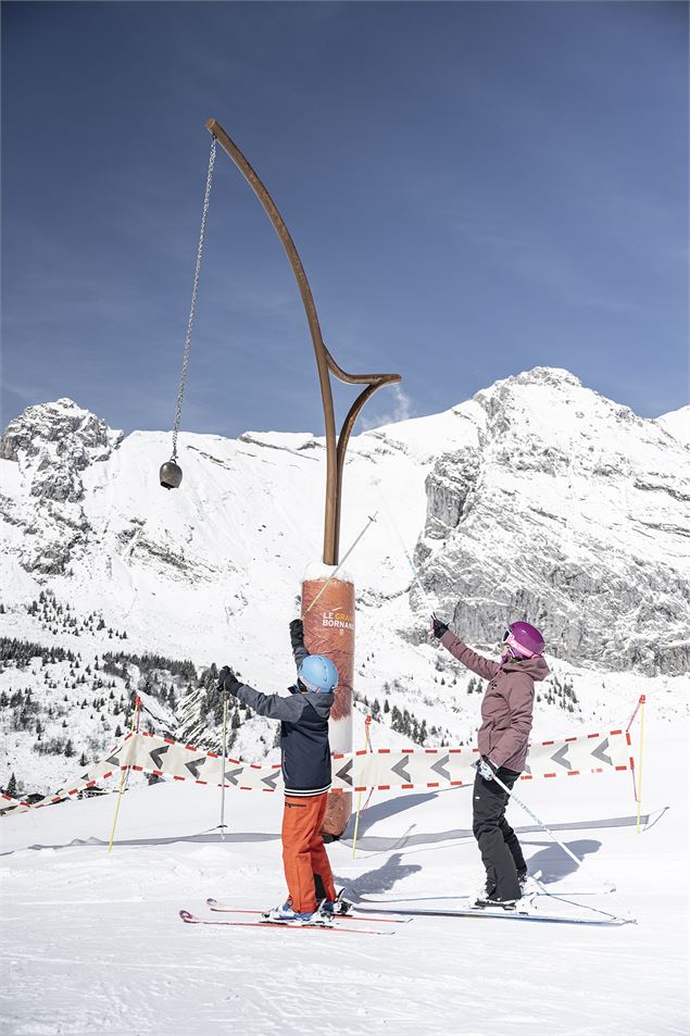 Un enfant accompagné de sa mère sur la piste de la Défi Môm', dédiée aux débutants sur le domaine de