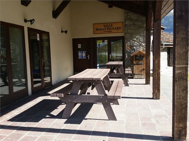 Table de pique-nique sous la Salle Marcel Pignard aux Coches - OTMLC