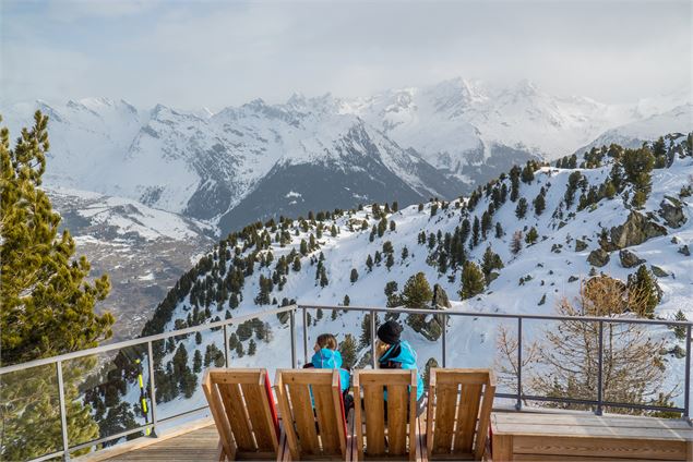 Deux filles sur les sièges de la terrasse - Tristan Shu