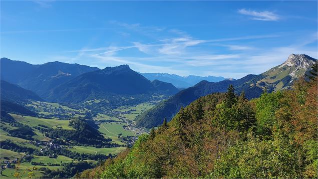 Vue du belvédère Sud en montant au Mont Julioz - ©Séverine Armenjon