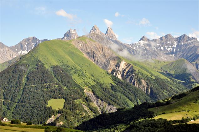 Les aiguilles d'Arves en été